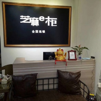 一服装店频繁出现美女，来来往往，络绎不绝买衣服