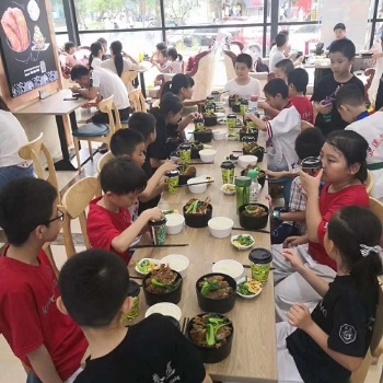 犟龍骨，自创餐饮品牌