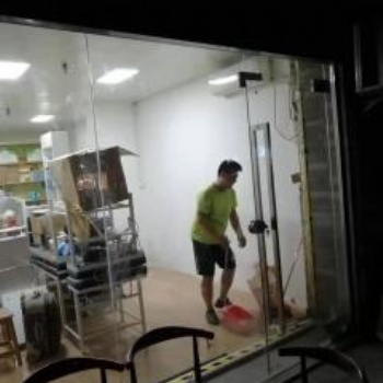 西安维修安装推拉玻璃门，更换地弹簧