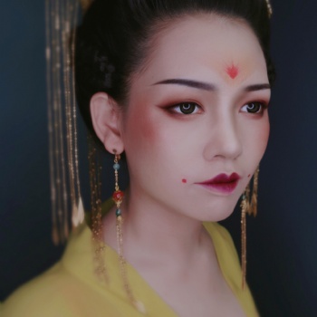 深圳龙岗坪山化妆美甲学校哪家好？