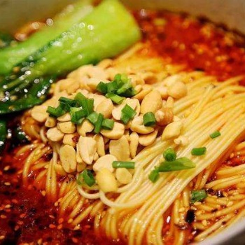 郑州阿意美食特色小吃重庆小面的美味