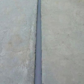 华通公司冷补灌缝胶抹平道路裂缝助力路畅通