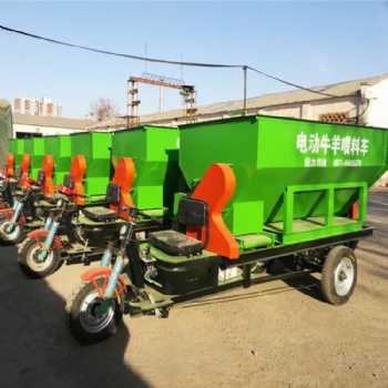 羊场饲喂设备 电动三轮撒料车 恒力2立方喂料机内部工作视频