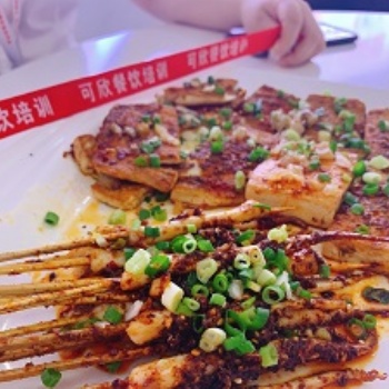 铁板鱿鱼的做法，铁板鱿鱼技术配方，铁板鱿鱼可欣餐饮培训