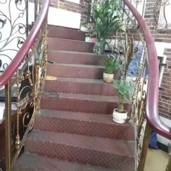 成都郫县铁艺楼梯钢结构阳光房