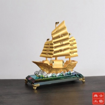 南充制作企业会议礼品、年会客户答谢会纪念品、一帆风顺水晶帆船摆件厂家