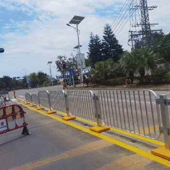 惠州路中护栏 深圳镀锌隔离栏厂家 港式隔离栅现货