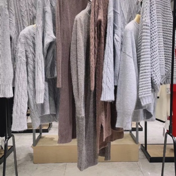 广州三杰服饰石井品牌折扣女装衣服批发_厂家直供货源_0.1折起批秋冬装。