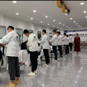 统丽技术学校，沈阳专业美发学校，学技术越早越好