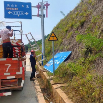 交通标志牌南平亿路交通