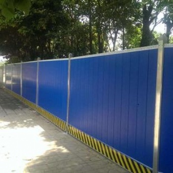 蓝灰绿色夹芯板围挡 道路工程隔离铁皮护栏 厂家**工地围蔽围挡